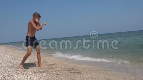 男孩在海里游泳视频的预览图