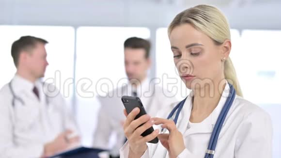办公室使用智能电话严重女医生画像视频的预览图