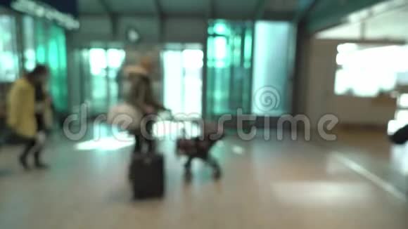 机场的乘客视频的预览图
