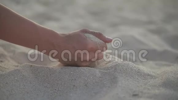 无名少女触摸白沙的双手视频的预览图