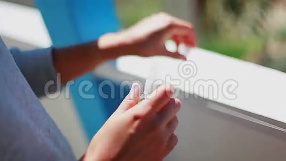女孩用消毒瓶进行手部消毒视频的预览图