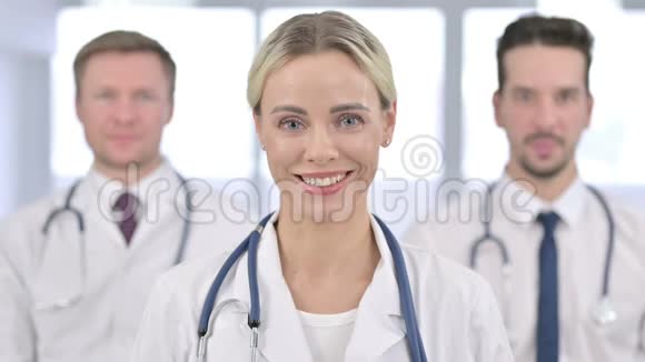 美丽女医生在镜头前微笑的画像视频的预览图
