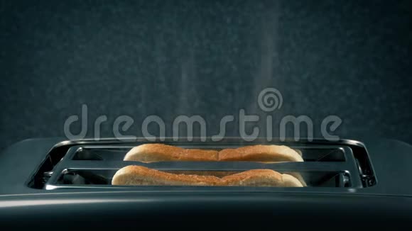 烤面包和烟熏视频的预览图
