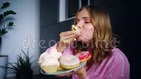 吃女人喜欢奶油蛋糕女人品尝甜饼视频的预览图