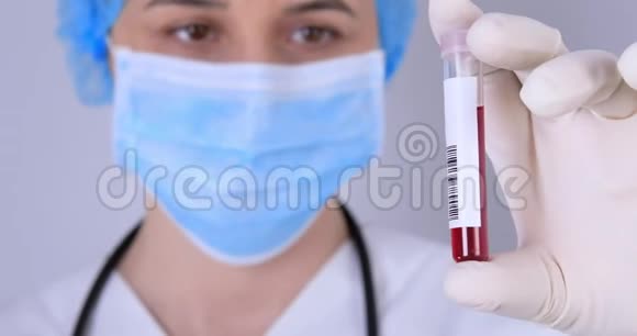 持有检验血样的女护士视频的预览图
