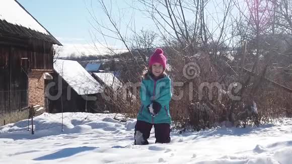 穿着冬天衣服的孩子在空中撒雪的缓慢动作视频的预览图