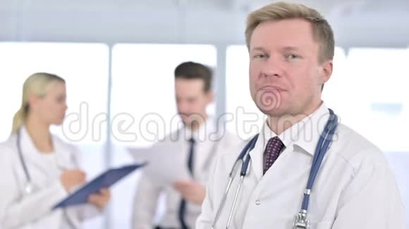 职业男性医生做大拇指画像视频的预览图