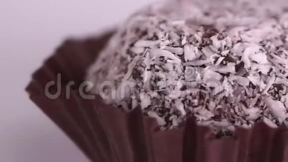 椰子片里的巧克力蛋糕视频的预览图