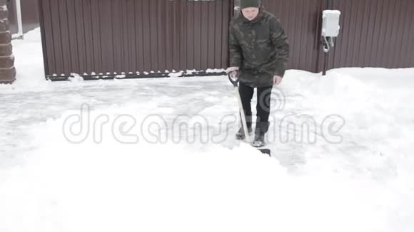 人在雪地上清扫道路视频的预览图