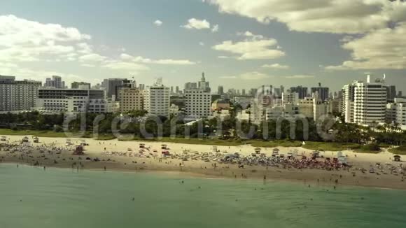 迈阿密拥挤的冬季海滩视频的预览图