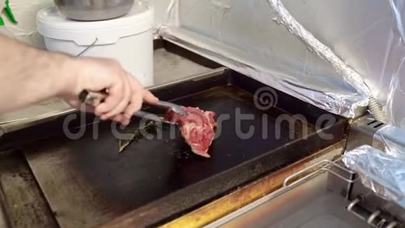厨师在炉子上翻转那块肉视频的预览图