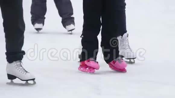 儿童和成人冰鞋视频的预览图