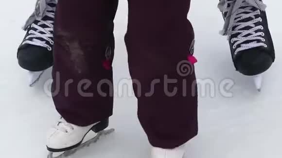 儿童和成人冰鞋视频的预览图