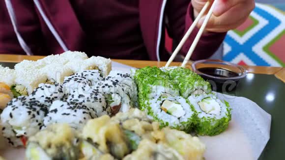 咖啡厅桌上摆着一套五颜六色的寿司视频的预览图