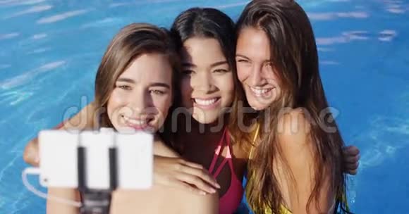 三个年轻漂亮的女人摆姿势自拍视频的预览图