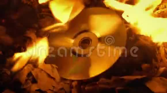光盘在火中燃烧视频的预览图