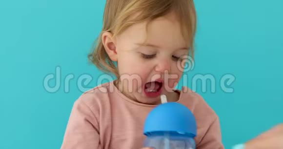 孩子从瓶子里喝水视频的预览图