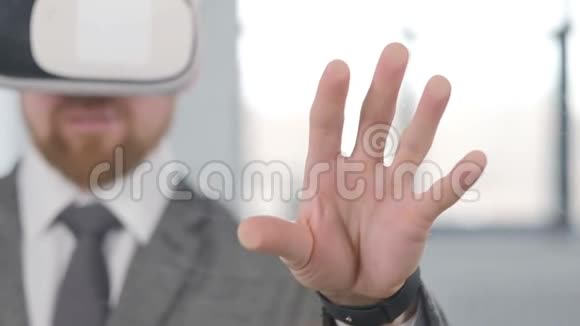 在办公室用虚拟现实眼镜的人视频的预览图