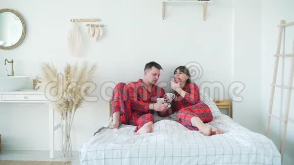 爱的夫妻在床上吃早餐视频的预览图