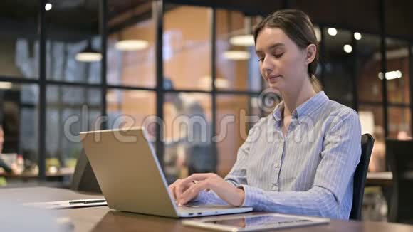 工作在笔记本电脑上的女人竖起大拇指视频的预览图