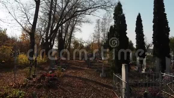 乌克兰墓地上的旧墓视频的预览图