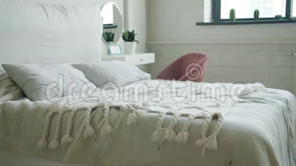 慢动作的疲惫的家伙跳在双人床在家里和单独睡觉视频的预览图