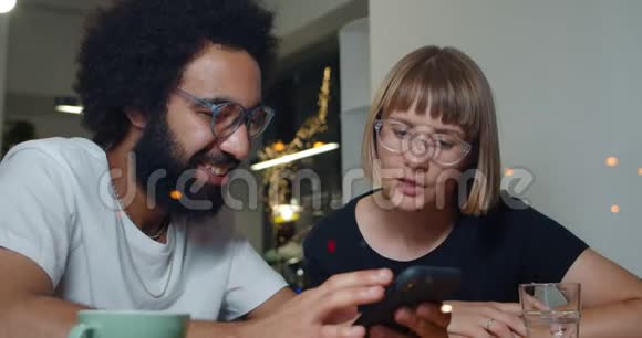 男人和女人坐在咖啡馆里在非正式的环境中讨论工作时刻两个人互相交谈视频的预览图