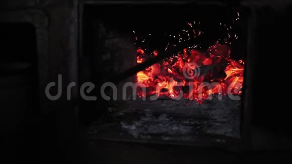炉子里的煤和壁炉一起穿过视频的预览图