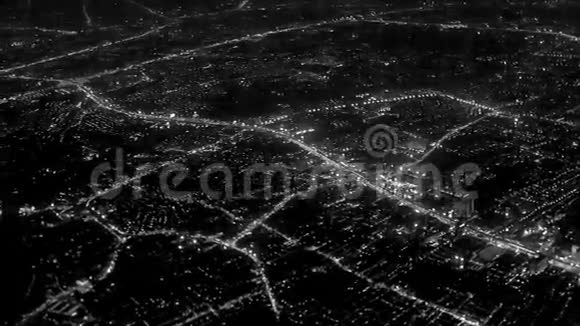 城市的夜灯从飞机窗口观看视频的预览图