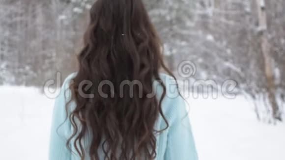 时髦的年轻女子走向冬林视频的预览图