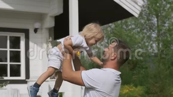 爸爸和小男孩玩得很开心男人把孩子抱在怀里长大视频的预览图