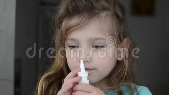 可爱的小女孩鼻子里喷着鼻涕视频的预览图