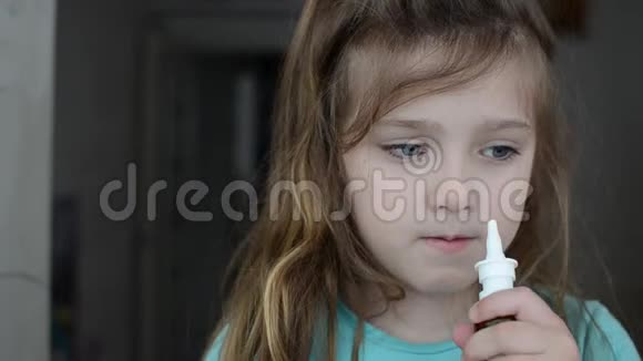 可爱的小女孩鼻子里喷着鼻涕视频的预览图