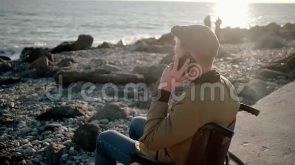在岸上的移动电话上交谈的残疾人视频的预览图