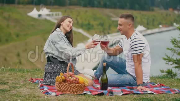 年轻夫妇喝葡萄酒视频的预览图