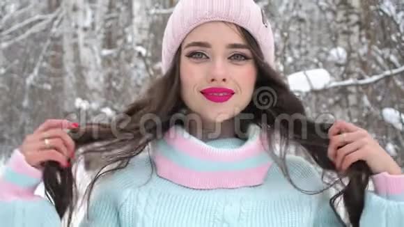 白雪皑皑的乡村美丽的女人视频的预览图