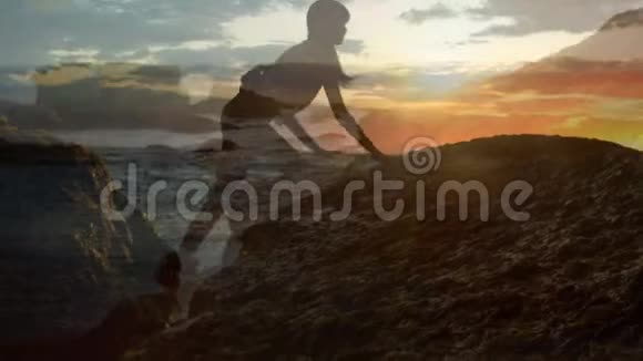 女人在海边攀岩视频的预览图