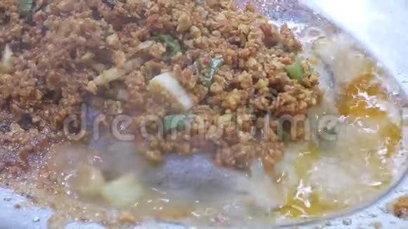 清蒸鳕鱼与蚕豆重蒸在中餐厅的运动视频的预览图