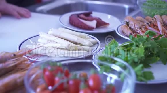 厨房桌子上的鱼和蔬菜视频的预览图