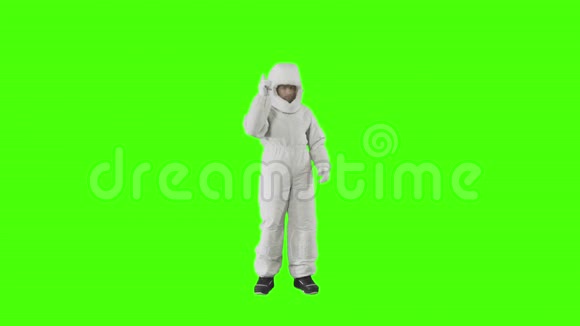 穿着太空服的人用手指对着镜头视频的预览图