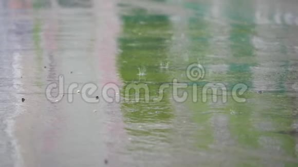 雨滴在沥青上视频的预览图
