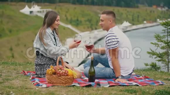 年轻夫妇喝葡萄酒视频的预览图