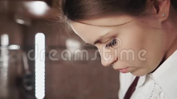 女性在家厨房做饭特写脸部镜头视频的预览图