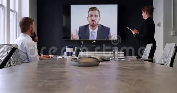 在现代办公室工作的商业专业人士AAA视频的预览图