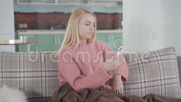 愤怒的白种人女孩在智能手机上打字扔掉手机交叉双手伤心的女人和朋友争吵视频的预览图