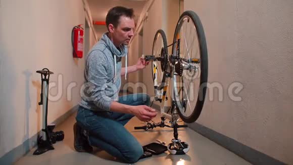 一个男人坚持在车间里换自行车视频的预览图