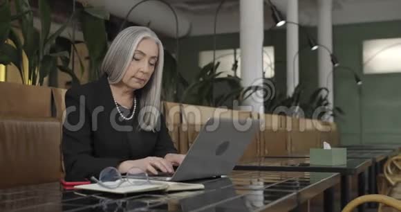 优雅的女性输入者在笔记本电脑键盘上输入电子邮件并发送一个漂亮漂亮的女商人视频的预览图