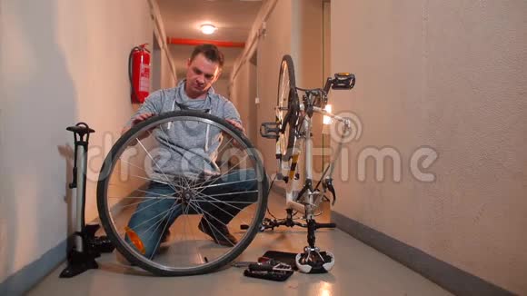 一个人指着一个破碎的自行车轮视频的预览图