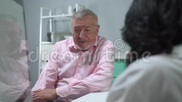 老人坐在医院的柜子里听医生的话视频的预览图