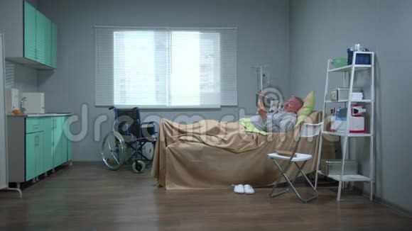 男人躺在医院的床上用药片和别人说话视频的预览图